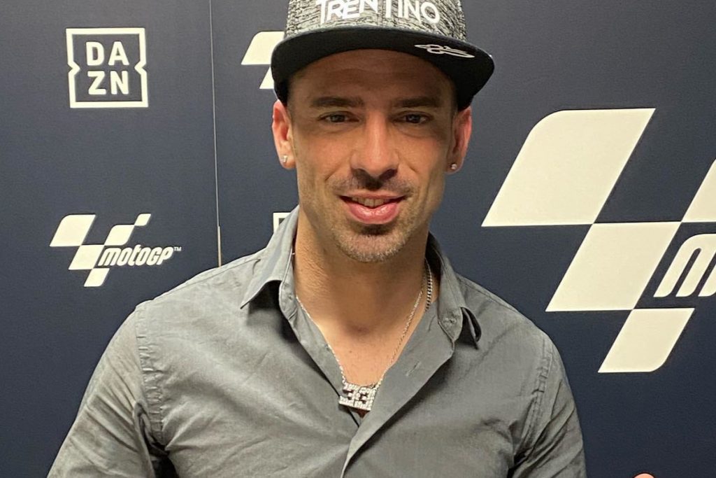 Marco Melandri in posa per DAZN