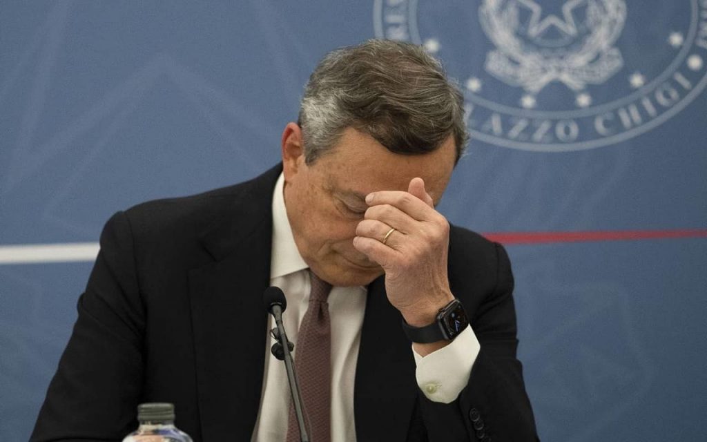 Mario Draghi con la mano sul viso