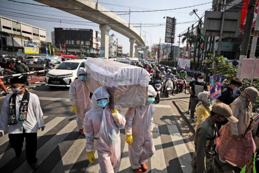 morti Covid The Lancet, bara trasportata con uniformi anti-contagio