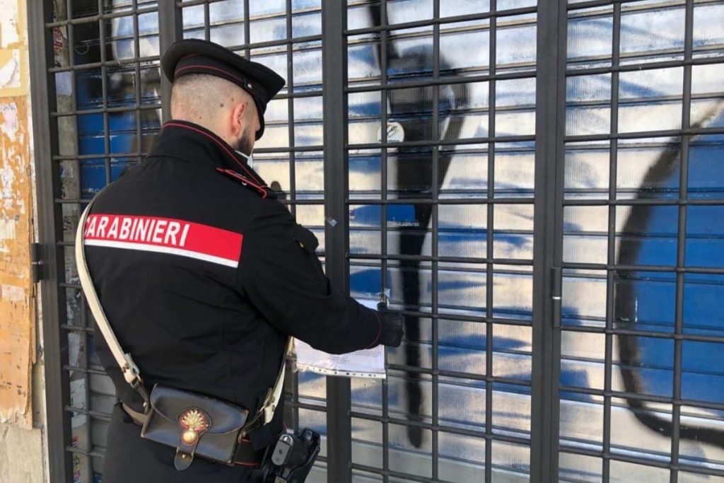 Carabiniere in divisa chiude locale