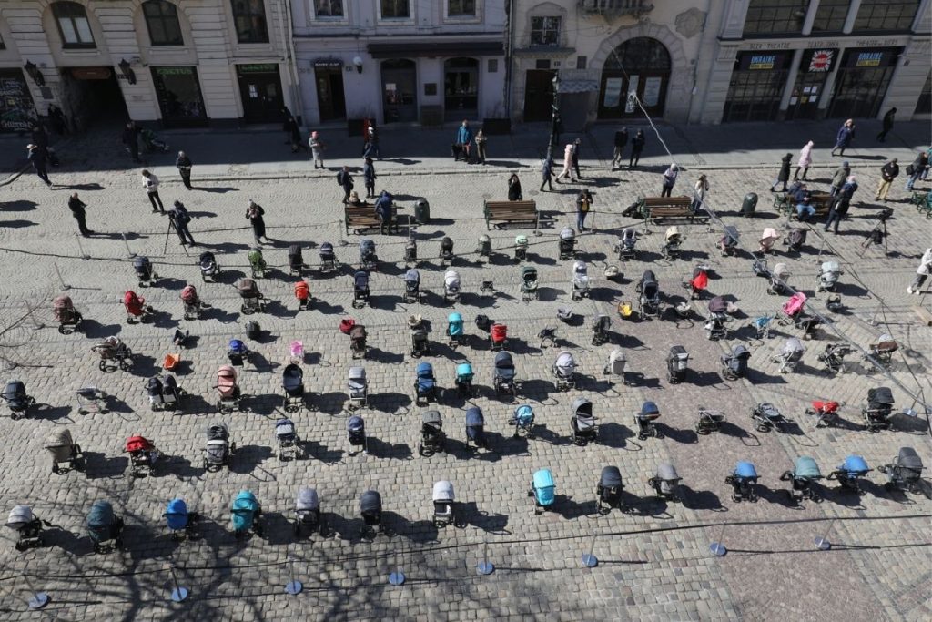 Passeggini vuoti in piazza a Leopoli