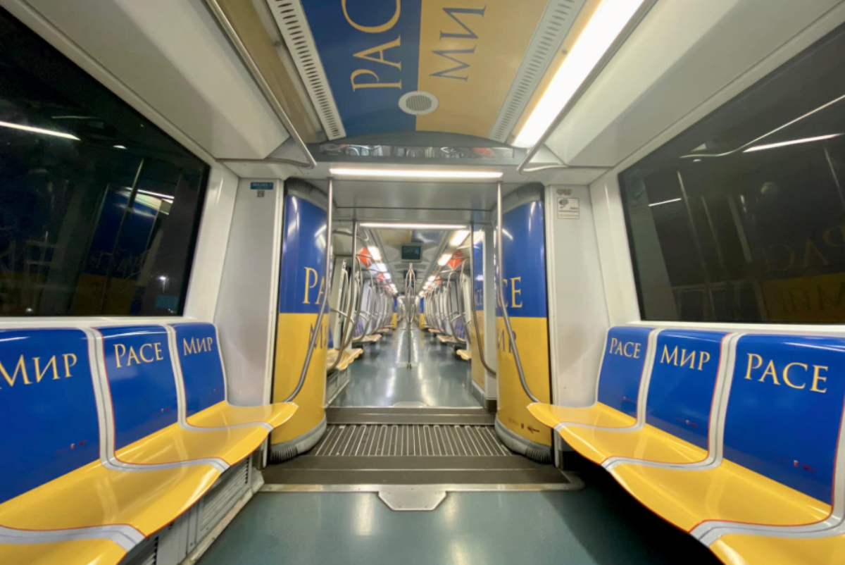 Roma, Atac. Metro giallo e blu per la pace, ma non tutti reagiscono bene