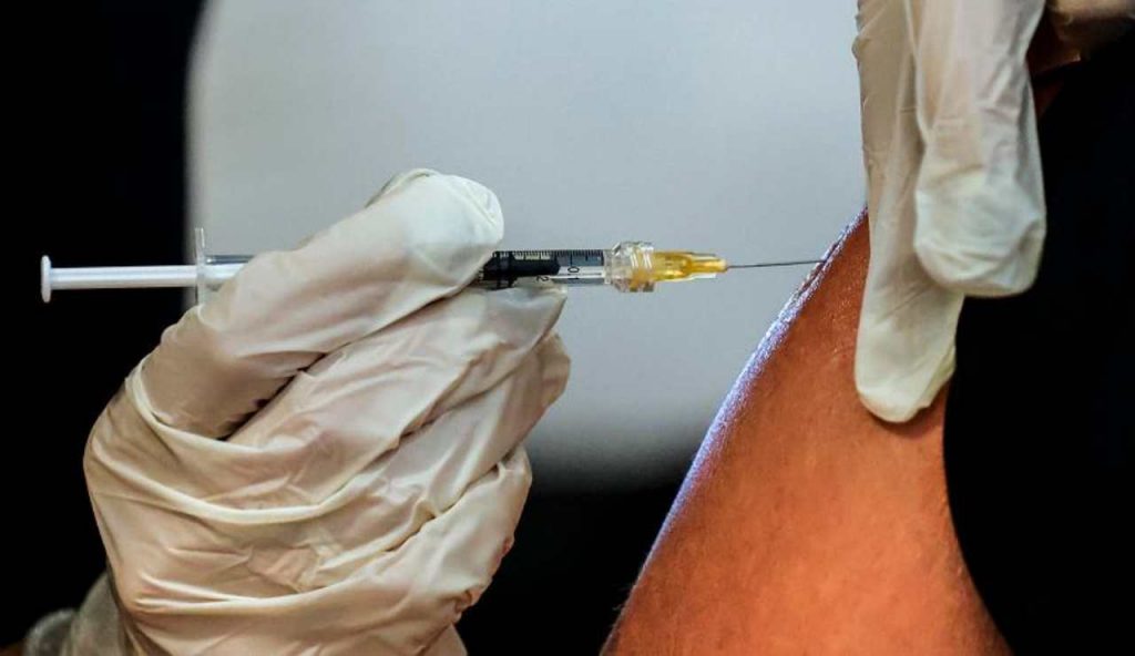 iniezione vaccino covid 19