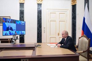 Vladimir Putin Cremlino con grande televisore