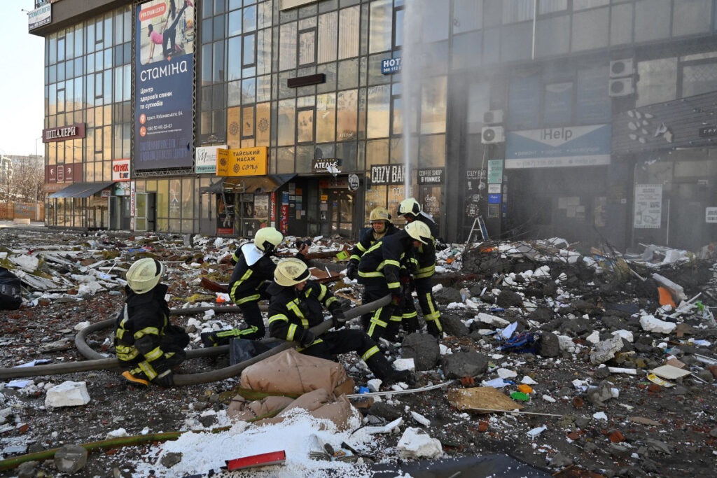 guerra Ucraina pompieri e palazzi diroccati