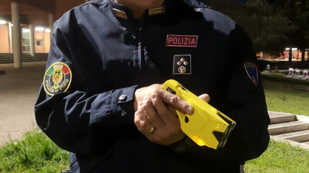 poliziotto con taser