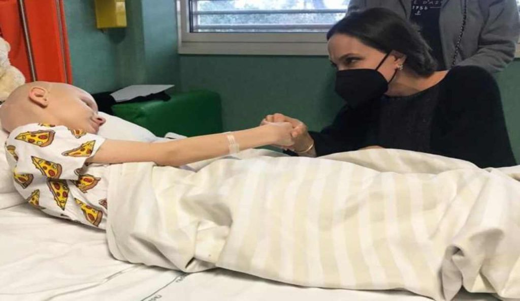 Angelina Jolie stringe la mano a un bambino ucraino nel letto di ospedale