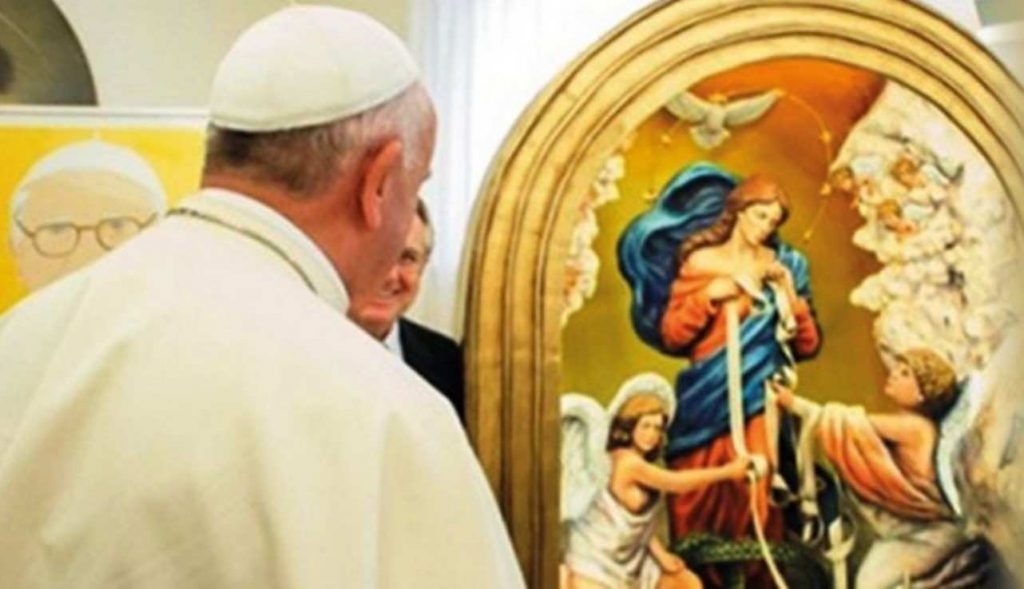 Bergoglio di fronte al quadro di Maria