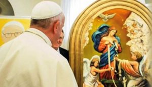 Bergoglio di fronte al quadro di Maria