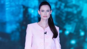 Bianca Balti in posa durante la trasmissione tv Verissimo