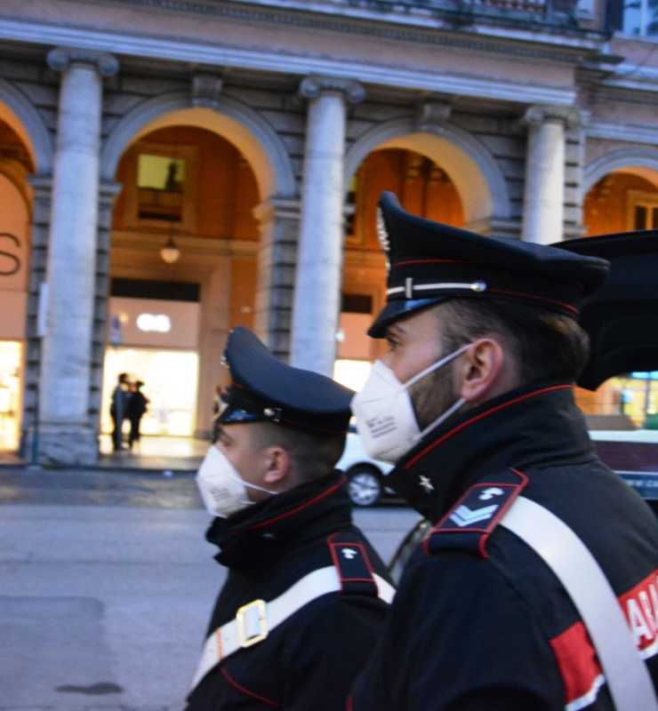 Carabinieri Piazza Vittorio di profilo con mascherina