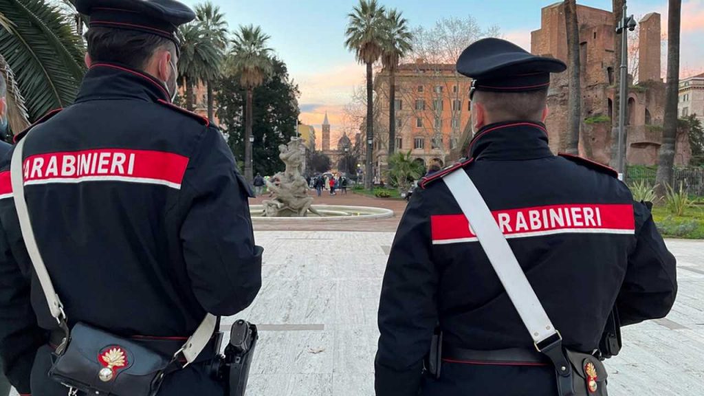 Carabinieri in divisa di spalle a Piazza Vittorio