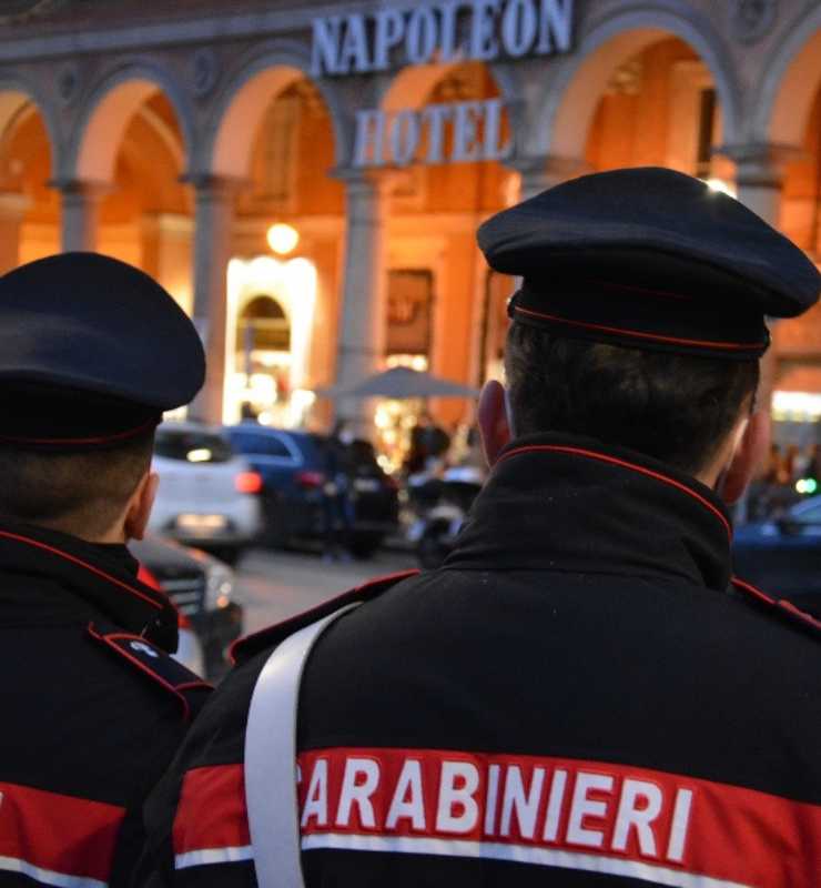 Carabinieri in divisa di spalle a Piazza Vittorio