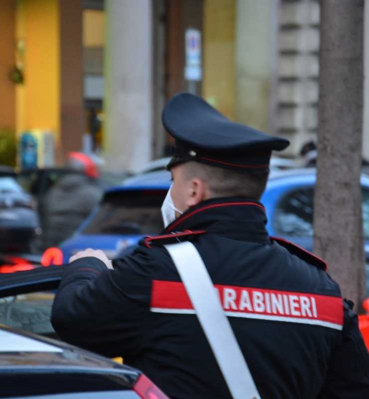 Carabiniere di spalle Piazza Vittorio