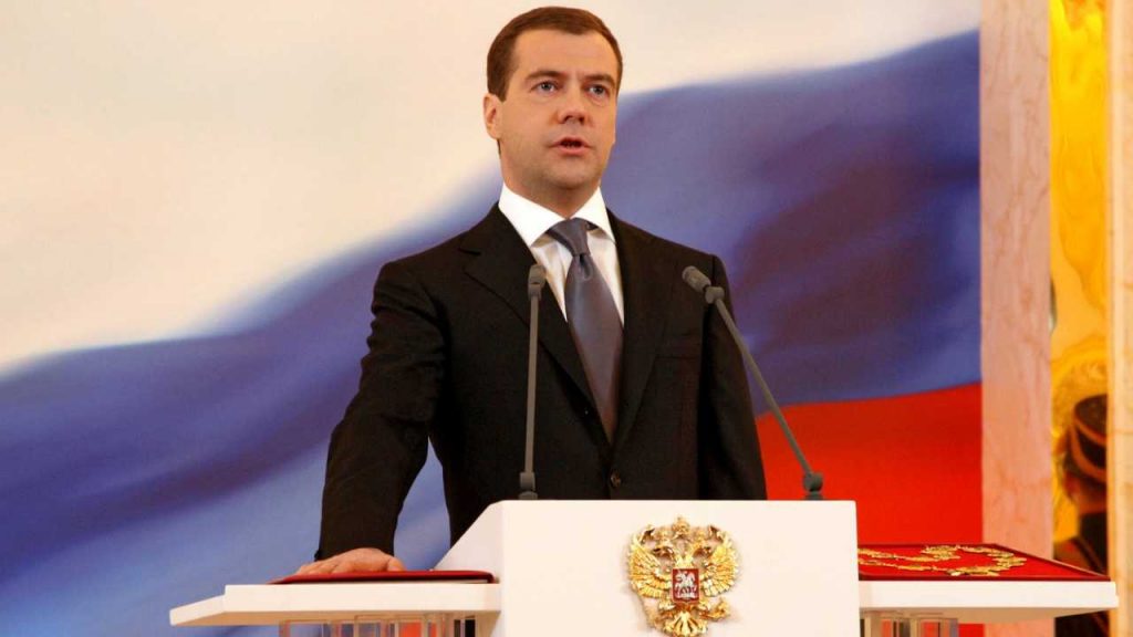 Dmitry Medvedev durante una conferenza