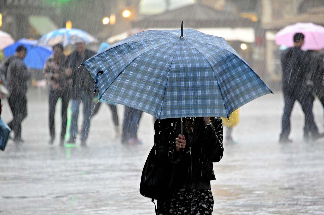 pioggia, donna con ombrello