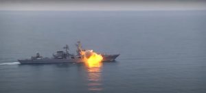 L'incrociatore Moskva in fiamme prima di inabissarsi nel Mar Nero, guerra ucraina