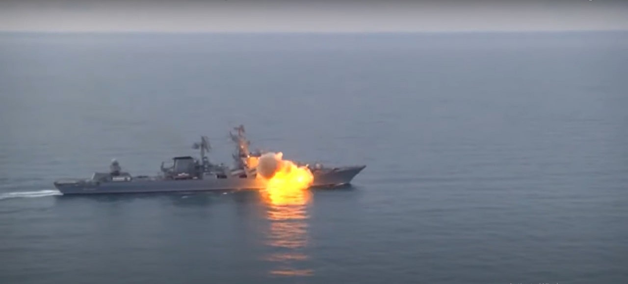 L'incrociatore Moskva in fiamme prima di inabissarsi nel Mar Nero, guerra ucraina
