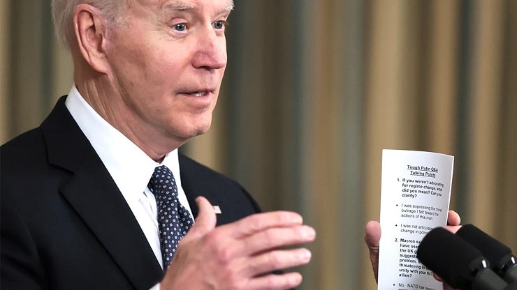 Bamba della settimana, Joe Biden colto con dei foglietti in conferenza stampa