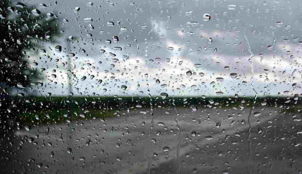 Fotografia finestrino con le gocce dovute dal temporale