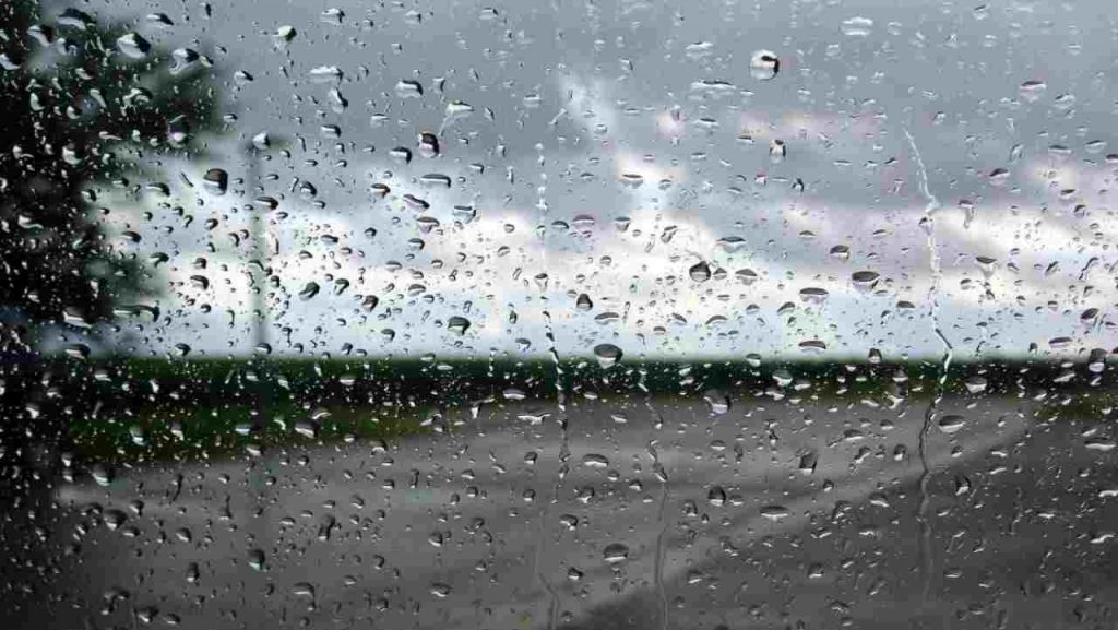 finestrino con le gocce dovute dal temporale
