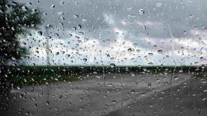 finestrino con le gocce dovute dal temporale