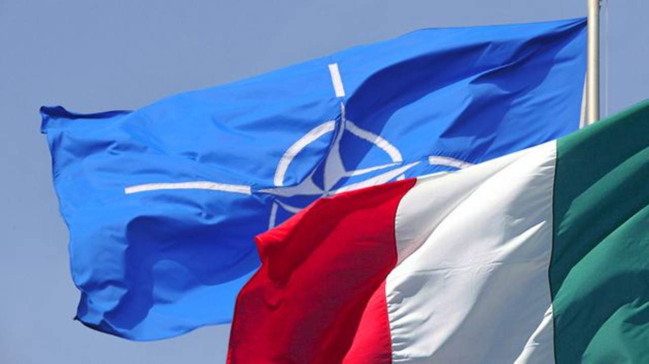 Bandiere Nato e Italia