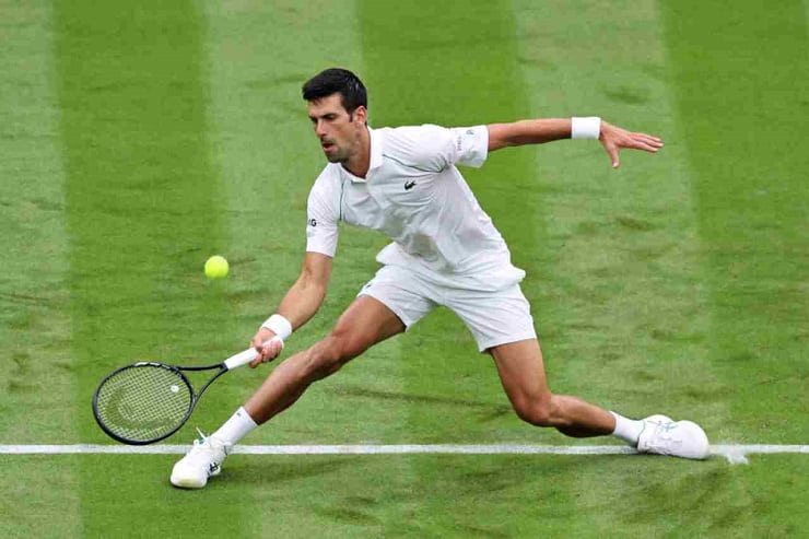 Novak Djokovic in azione a Wimbledon nel 2021