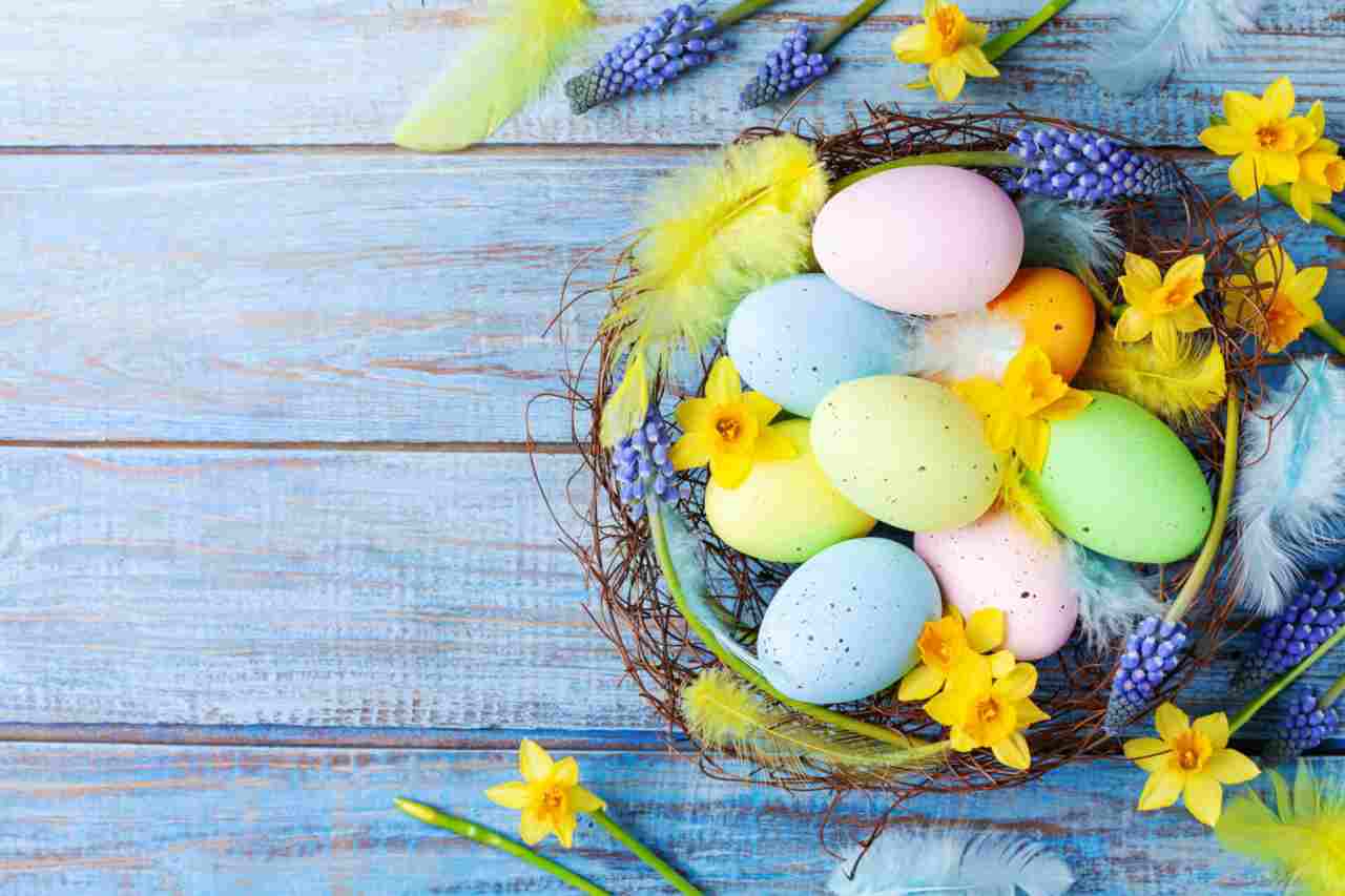 uova di Pasqua con fiori