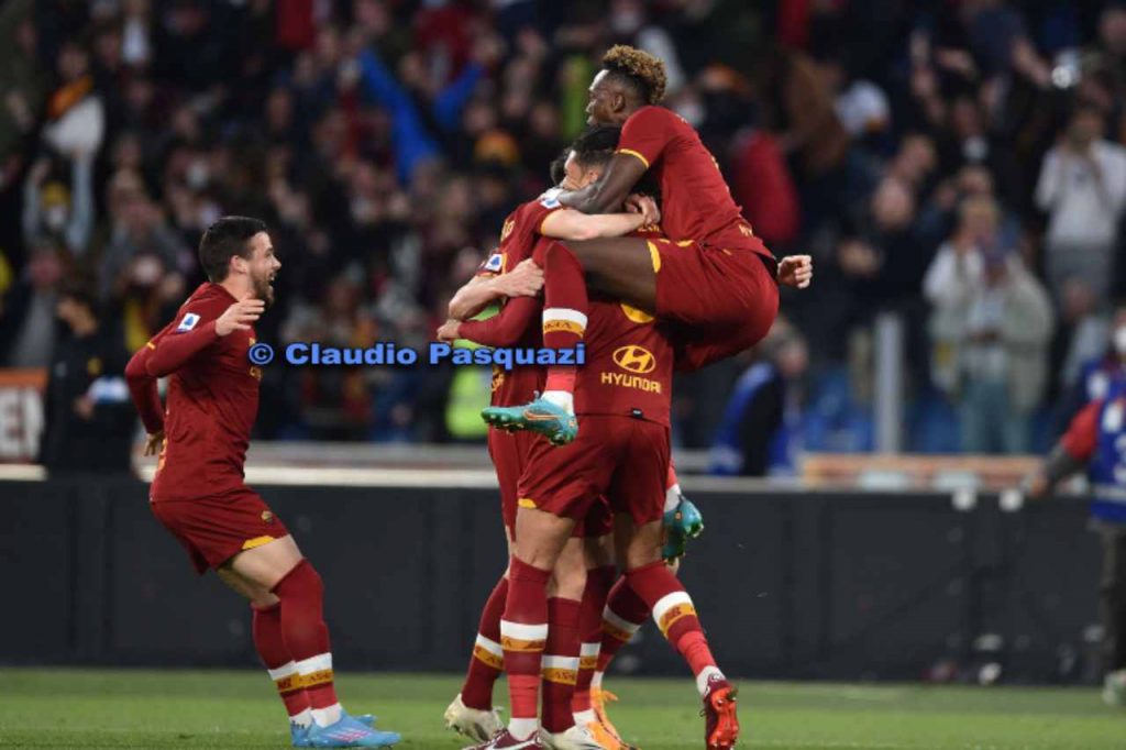 L'esultanza della Roma al gol decisivo di Smalling