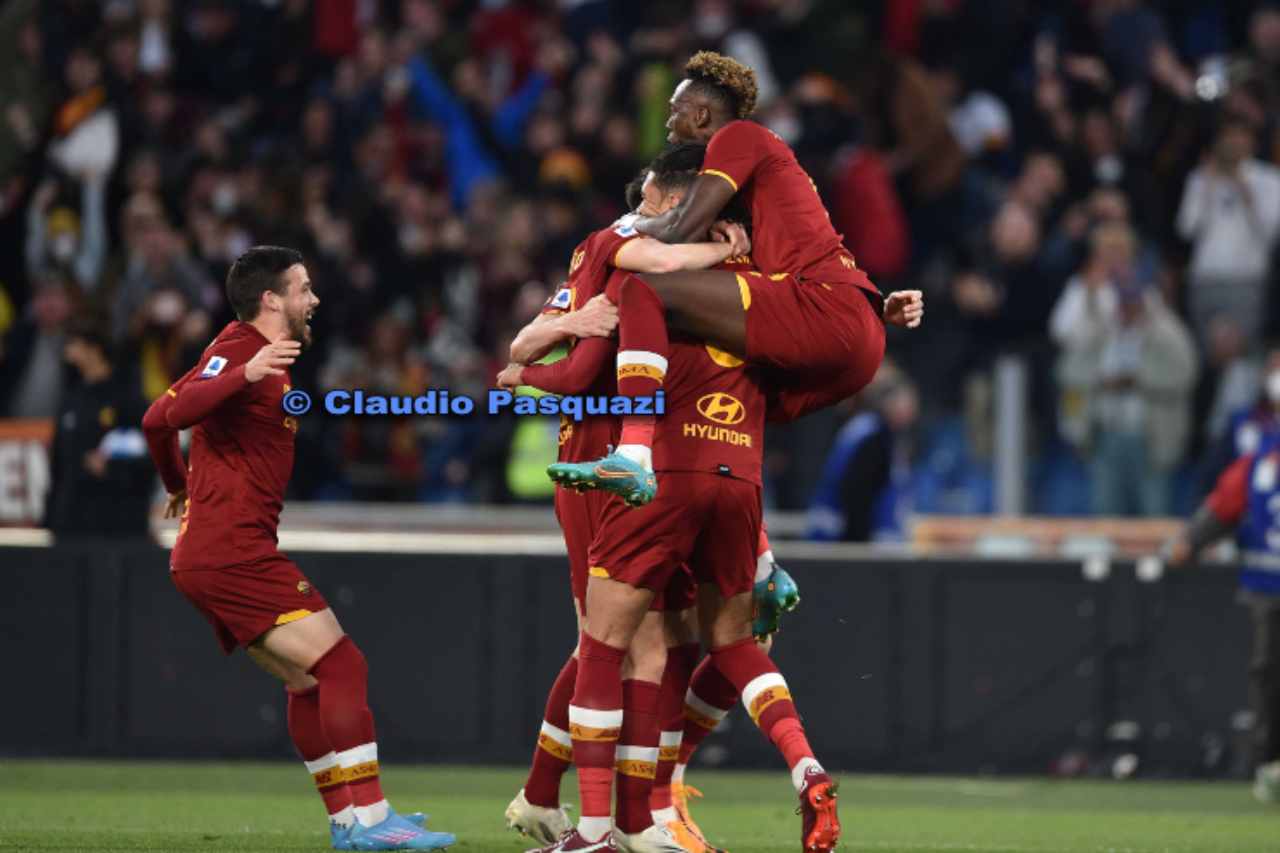 L'esultanza della Roma al gol decisivo di Smalling
