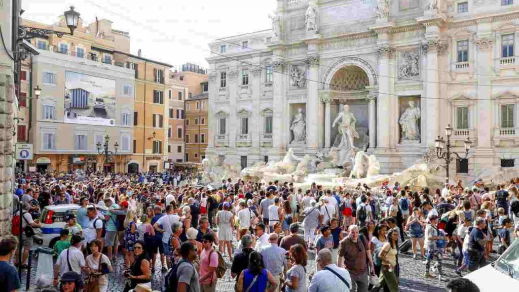 Turisti a Roma a Fontana di Trevi