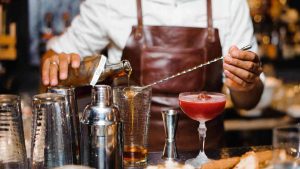 Barman che prepara cocktails