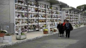 Anziani camminano sulle vie del cimitero Flaminio a Roma