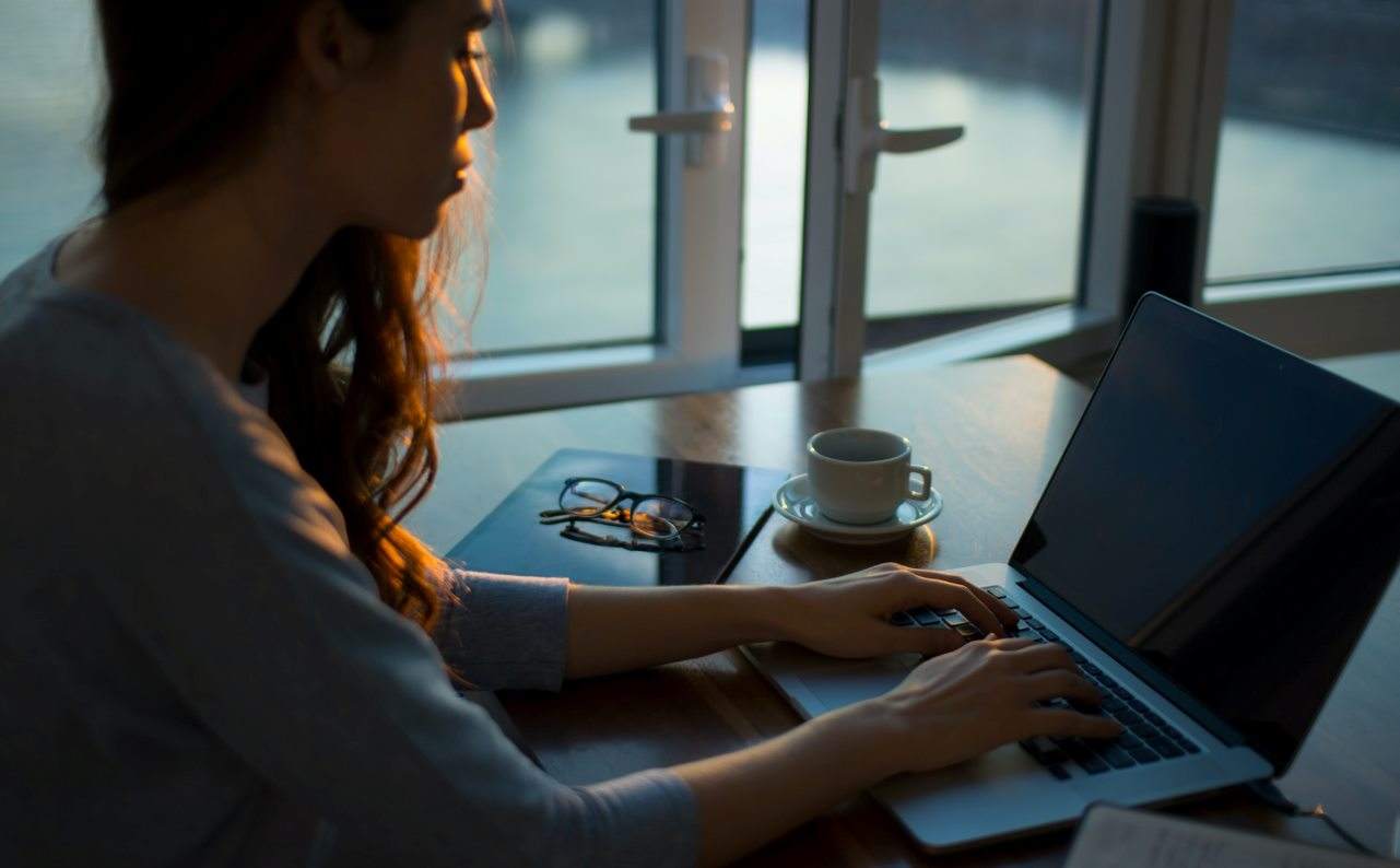 Giovane donna che lavora al Computer