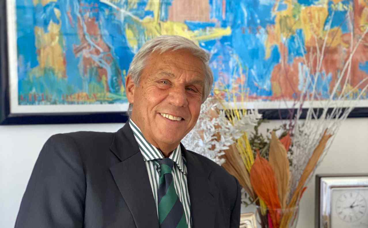 Cristiano Carocci, dietro di lui l'opera "La Mappa", di Jasper Johns