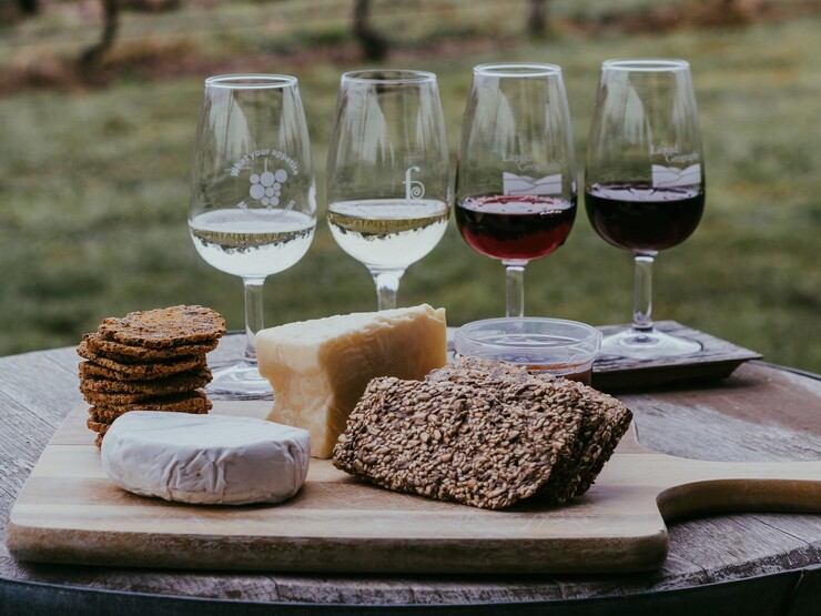 Foto di bicchieri di vino e tagliere di formaggi