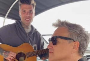 Fedez in barca con chitarra