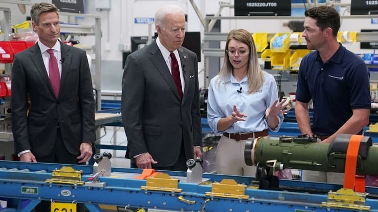 Joe Biden visita una fabbrica della Lockheed Martin che produce Javelin in Alabama