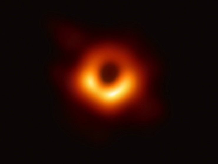 La prima foto di un buco nero, al centro della galassia M87