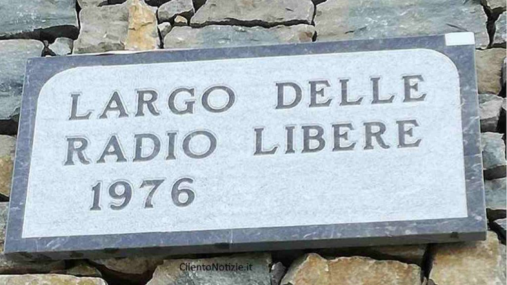 Insegna stradale Largo delle Radio Libere