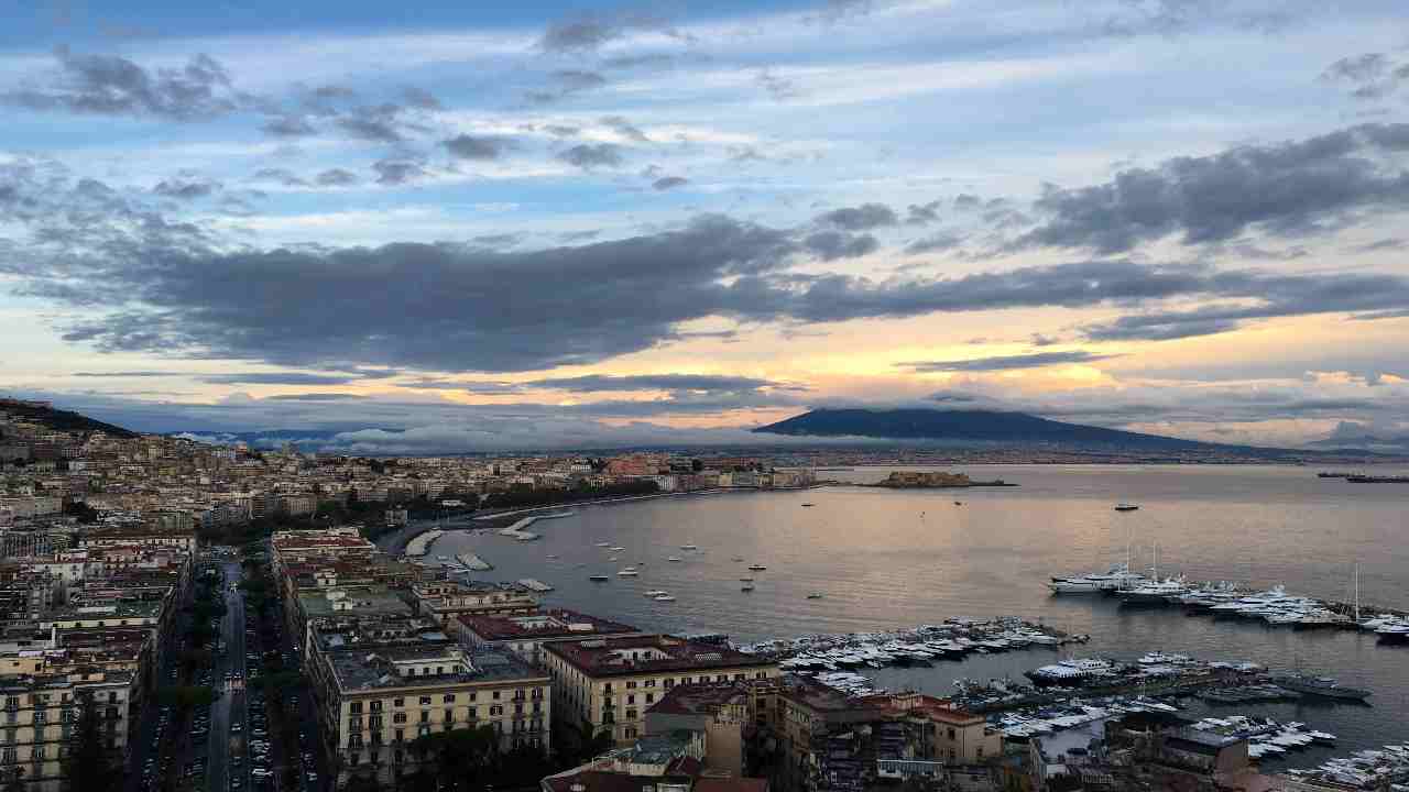 panoramica della città di Napoli con vista sul Golfo di Napoli