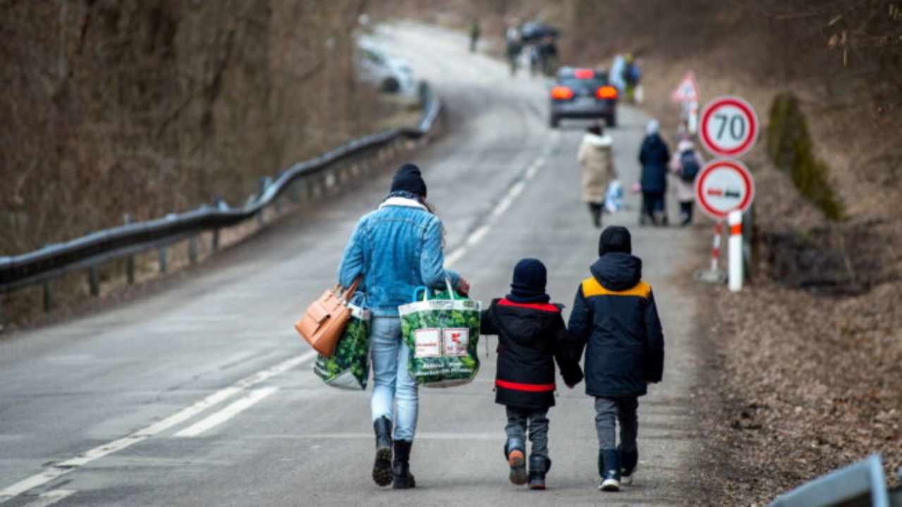 Bambini ucraini che scappano insieme alla madre