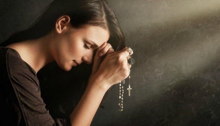 Ragazza in preghiera