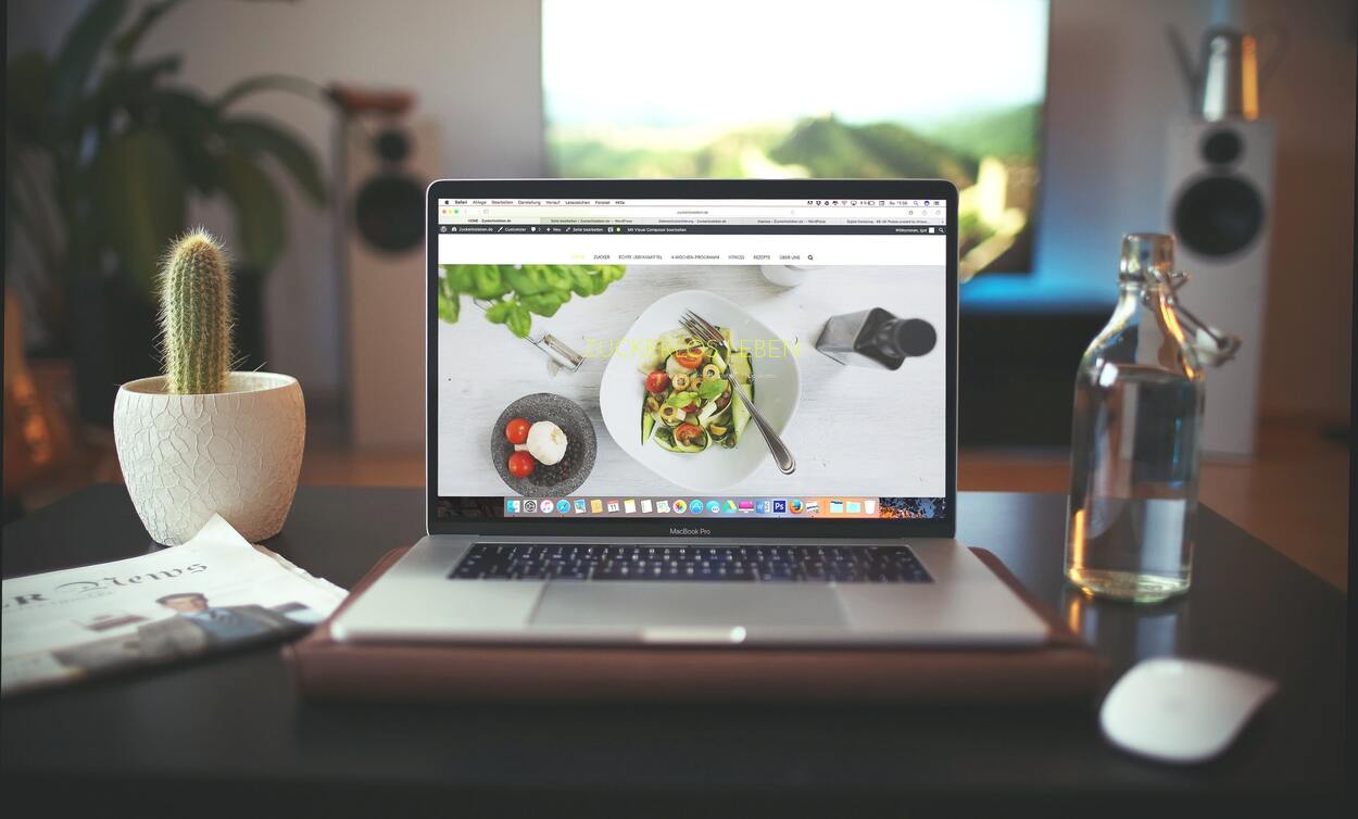 Foto di pc che mostra sito web per ristorante con piatto vegetale