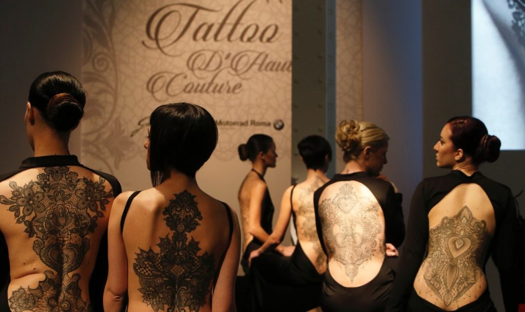 I tatuaggi di Marco Manzo sulle spalle di alcune modelle