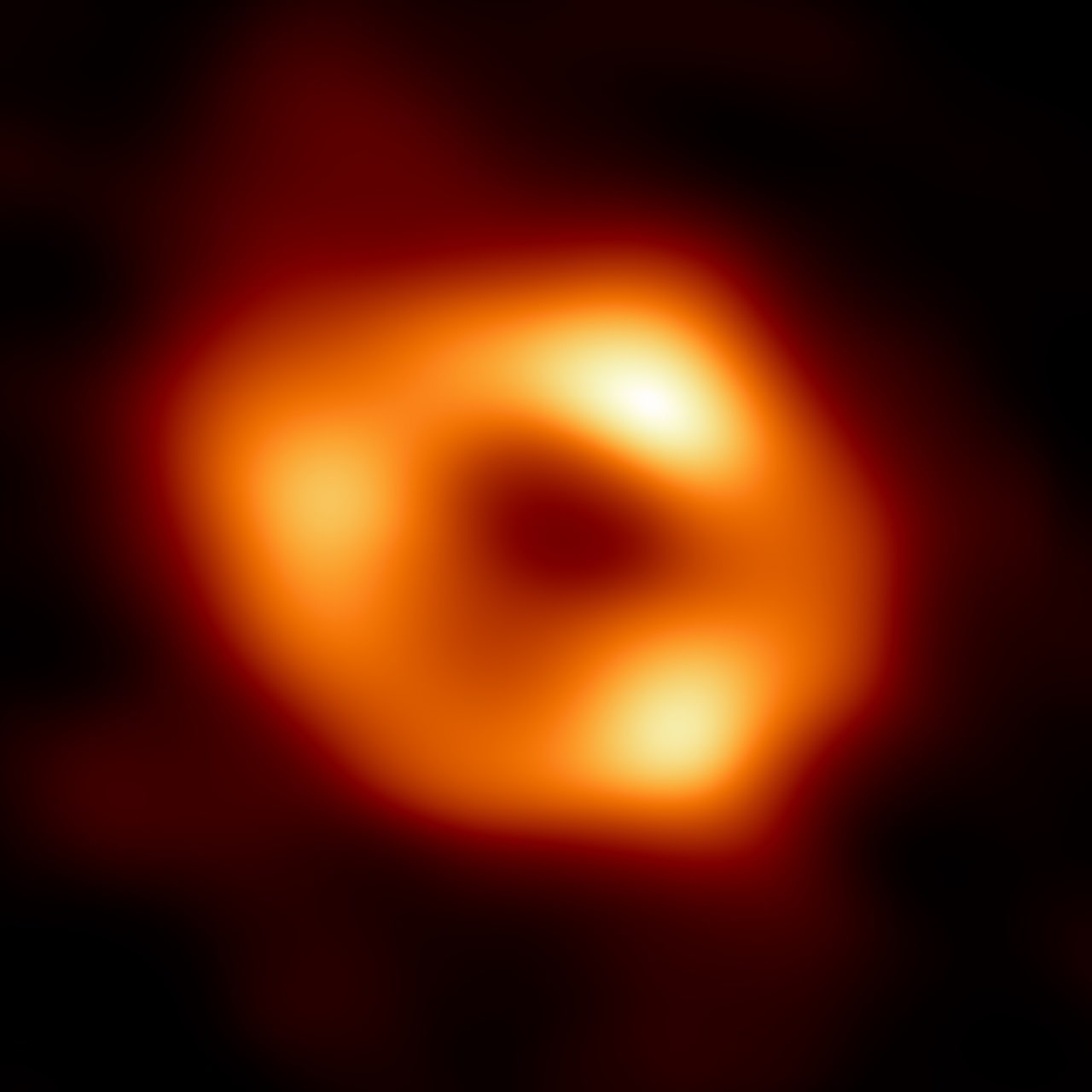 La prima immagine di Sagittarius A*, il buco nero al centro della Via Lattea
