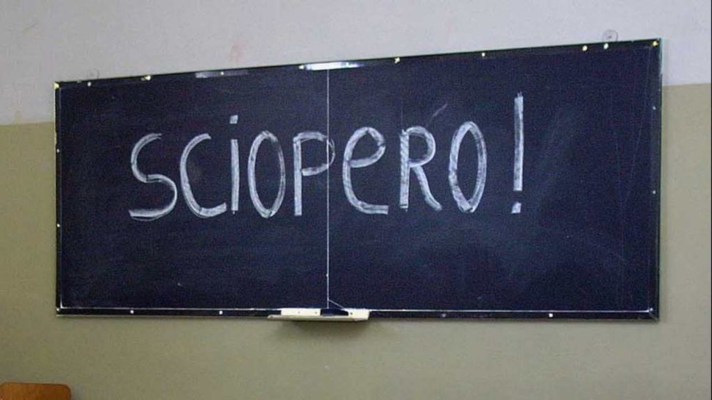 Sciopero scuola, lavagna