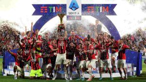 I giocatori festeggiano lo Scudetto del Milan alzando la Coppa