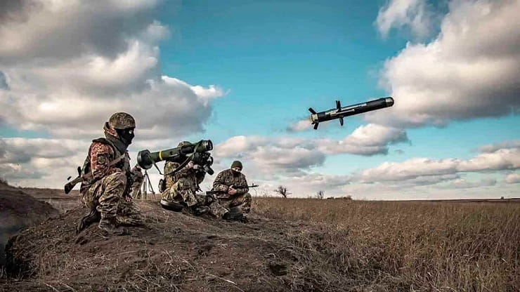 Soldati in Ucraina si esercitano con missili Javelin forniti dagli Usa